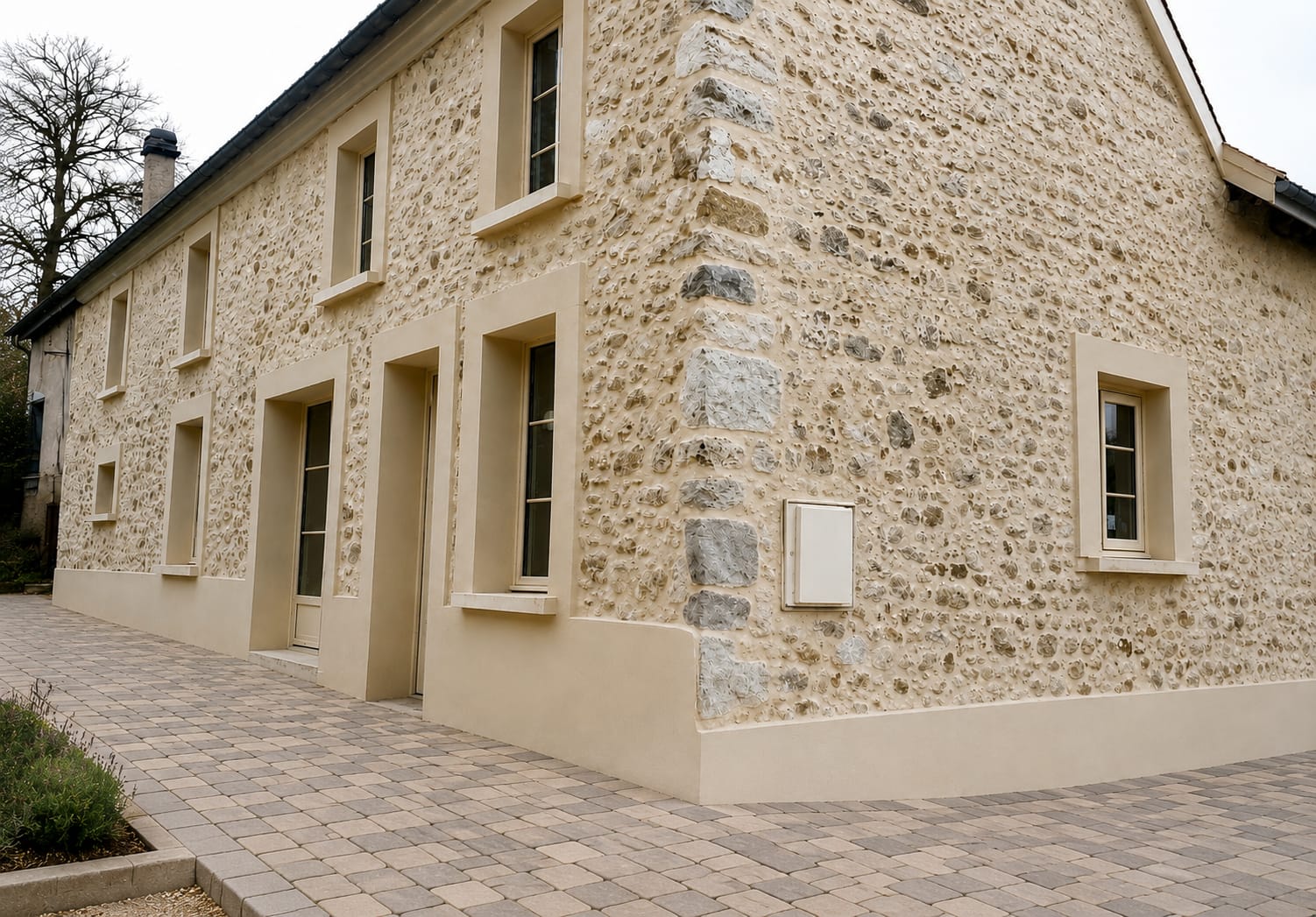 Ravalement à la chaux d'une maison en pierre